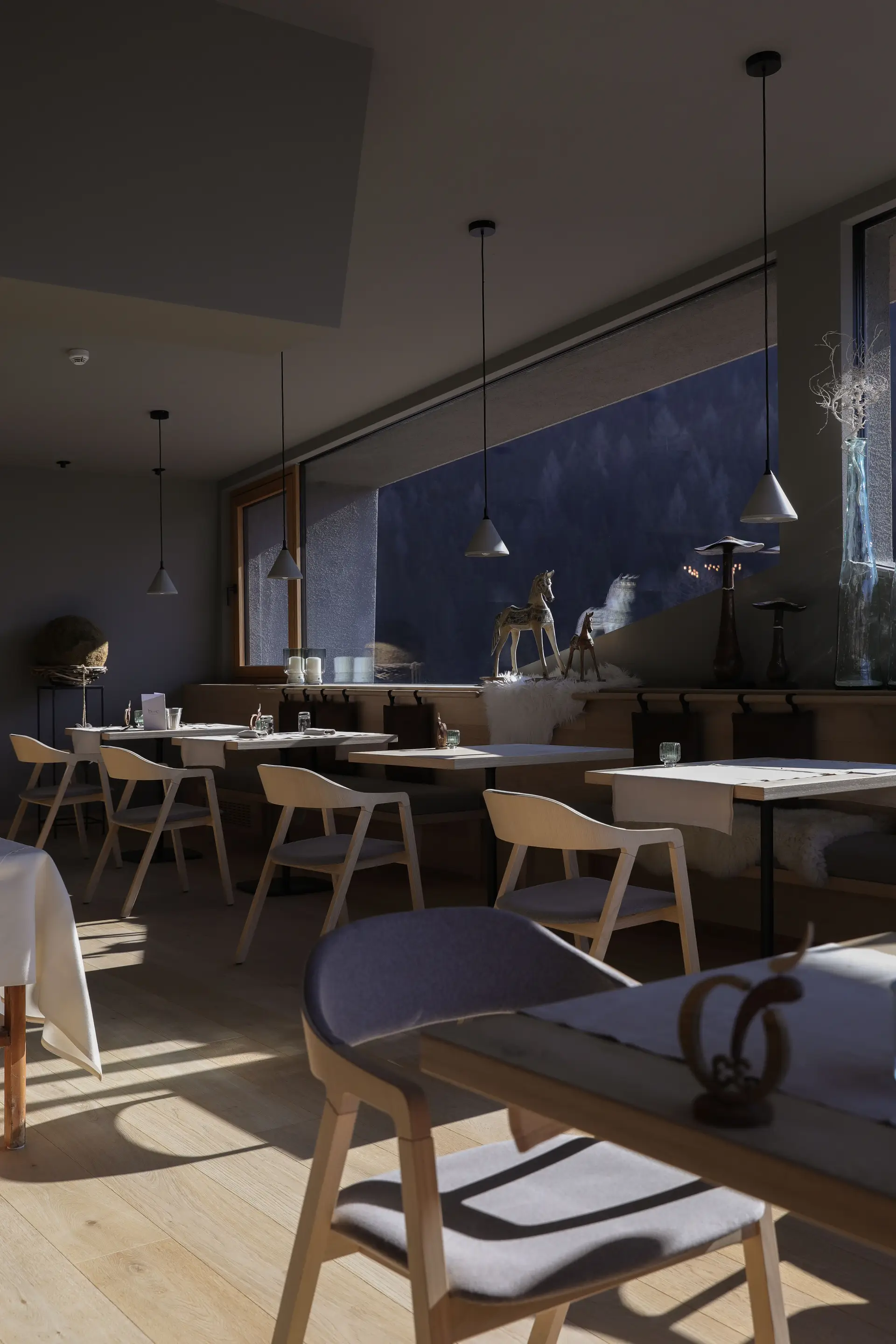 Boutique hospitality miljø med dempet, varm atmosfærisk sonelys