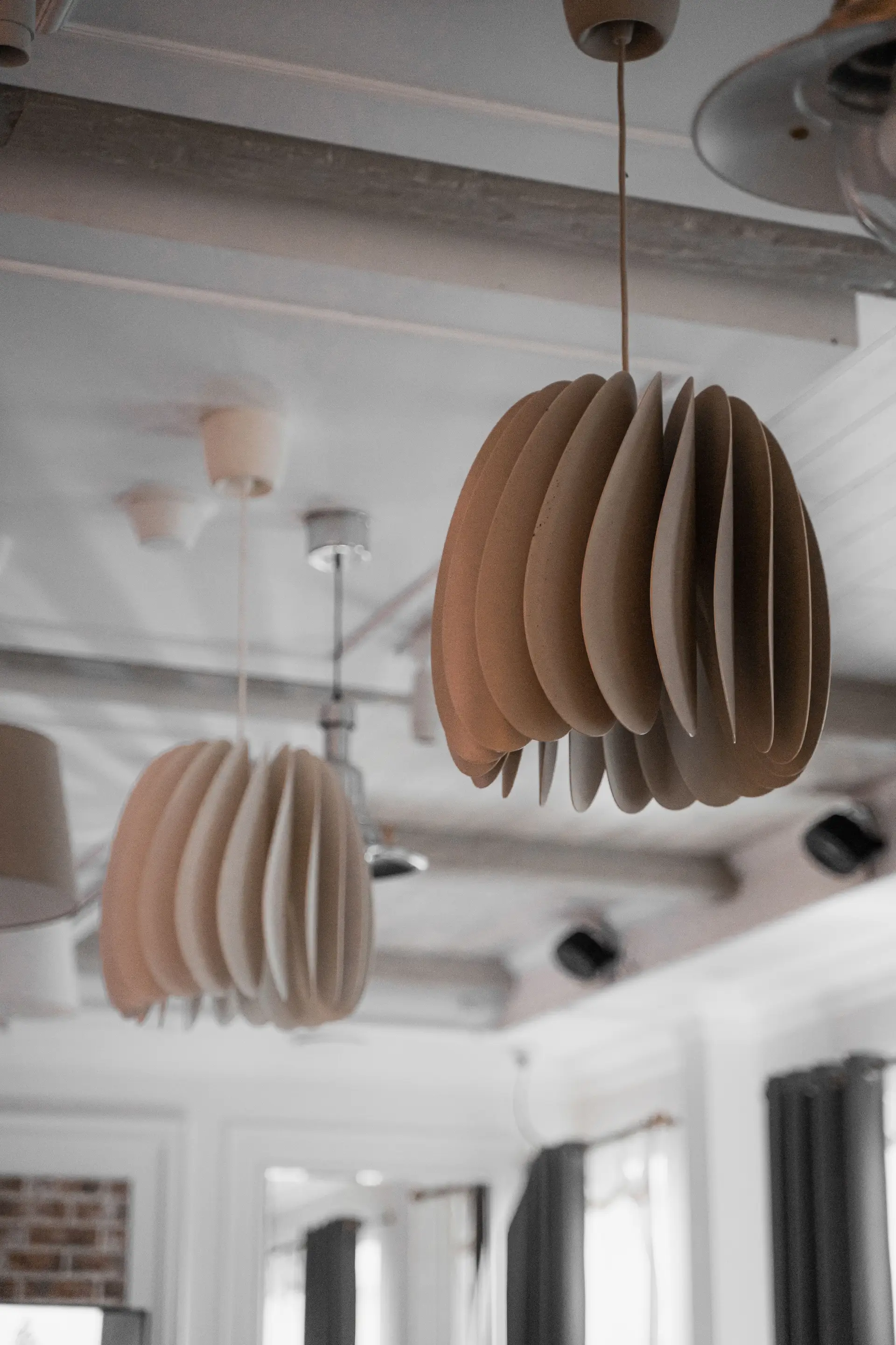 Minimalistiske hengelamper over spisebord