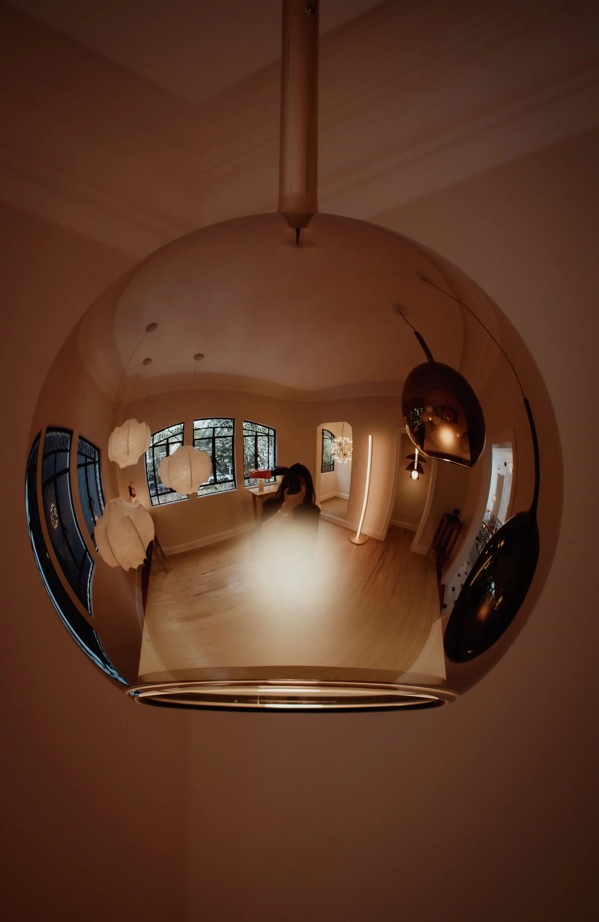 Arkitektonisk belysning og reflekterende lamper i stilrent skandinavisk rom