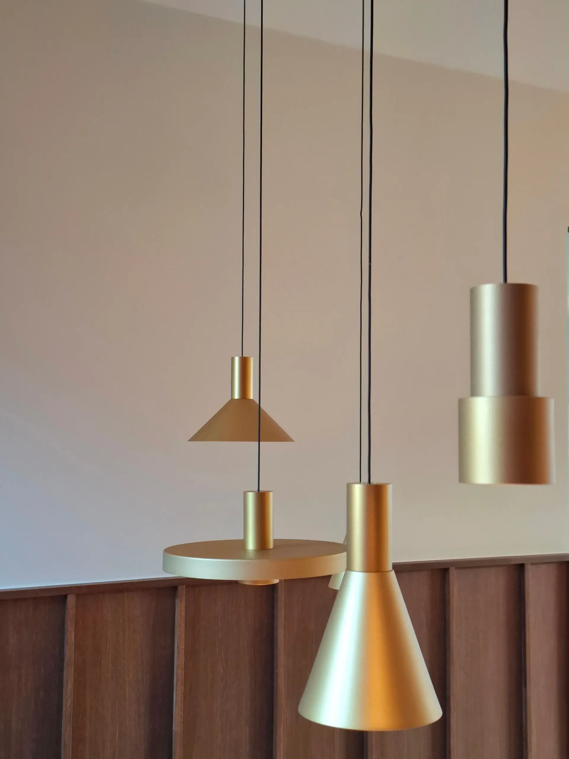 Raffinert bordlampe i messing på minimalistisk trehylle