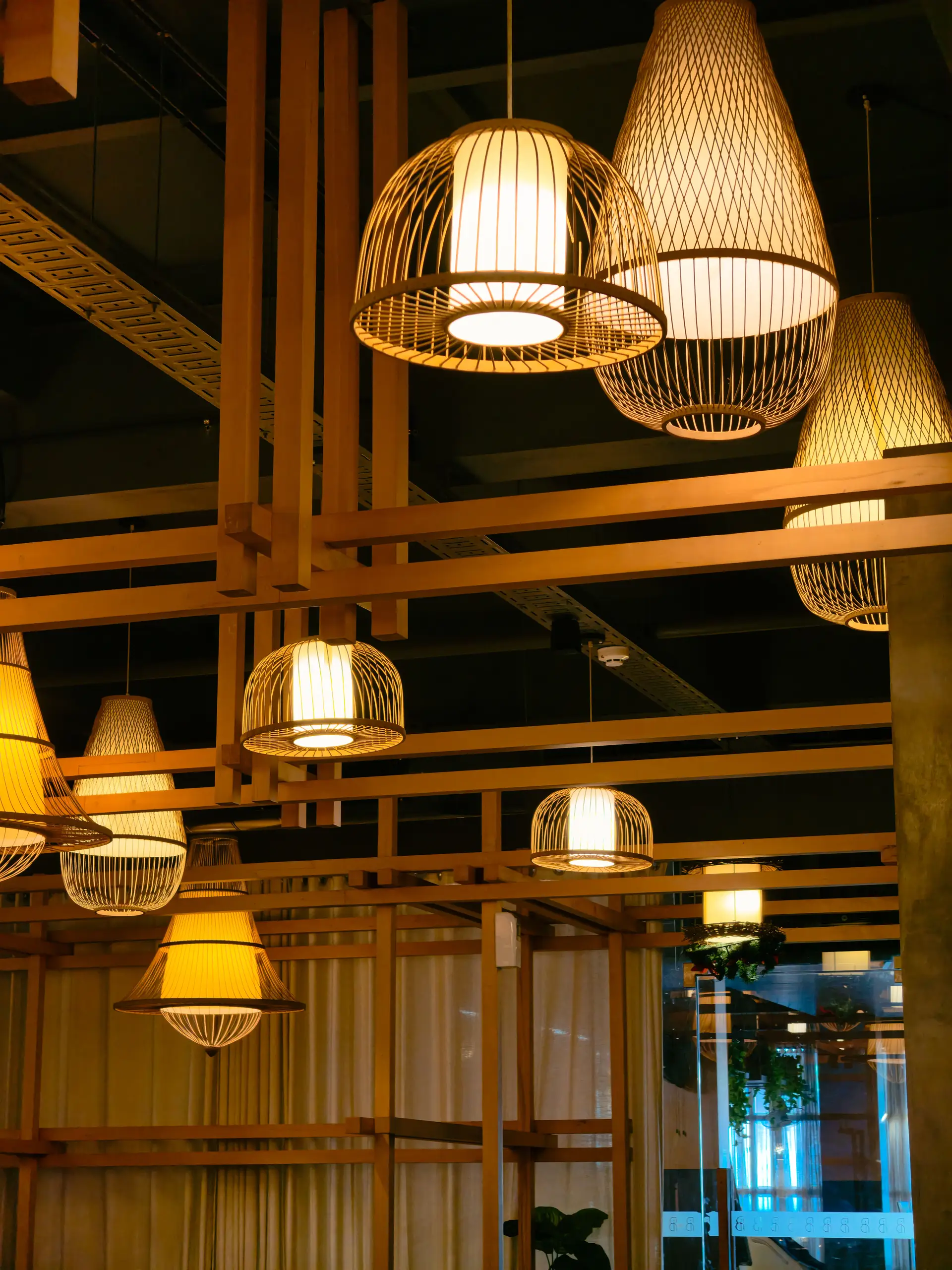 Trelamper montert i moderne arkitektonisk himling